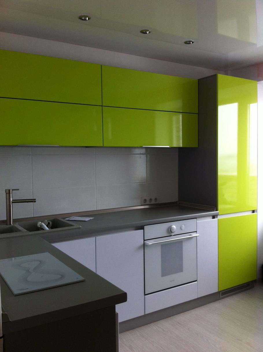 Салатовая глянцевая кухня