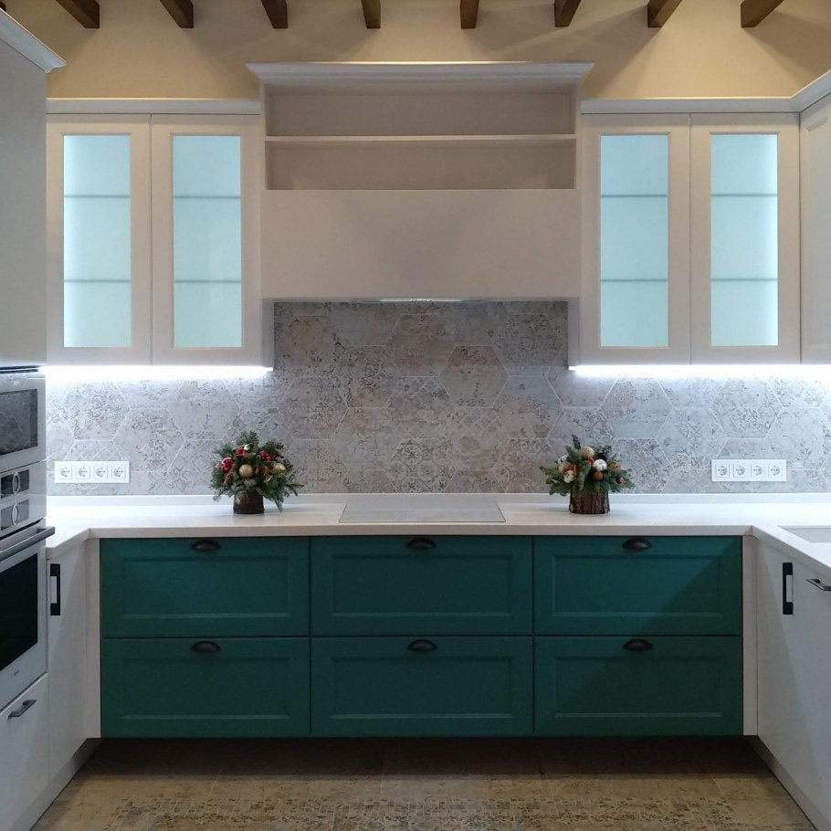 Бирюзовый фартук на кухне