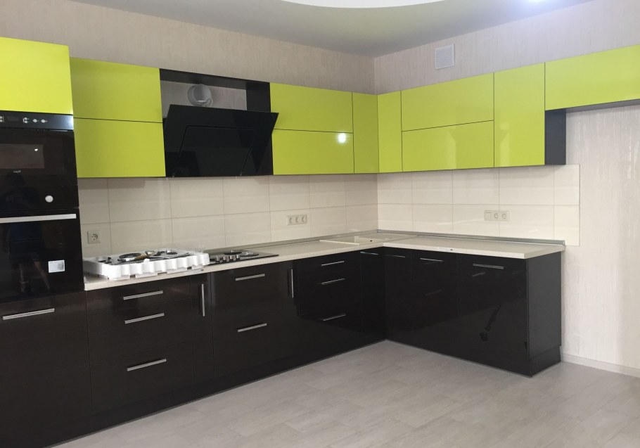 Кухня салатовая с черным