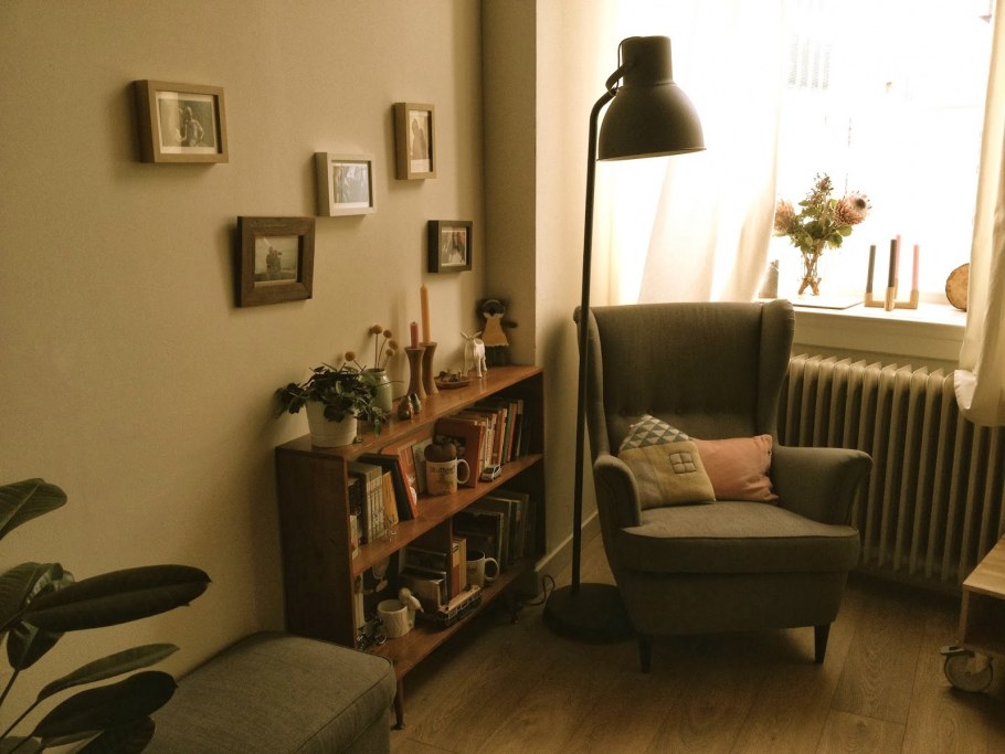 Бежевое кресло икеа в интерьере