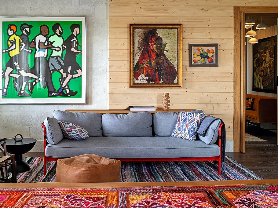 Картина над диваном в деревянном доме