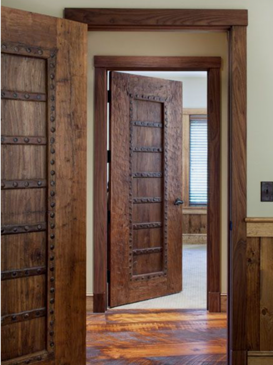 Двери в деревенском стиле