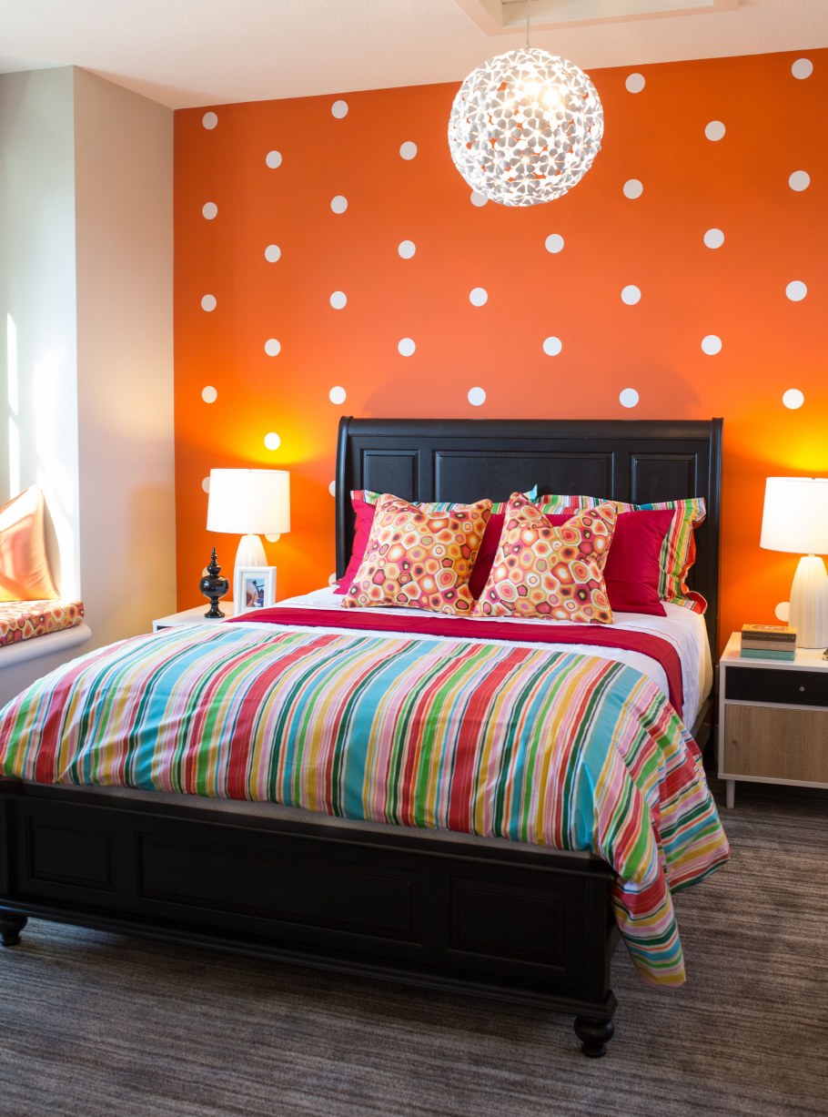 Яркие стены в интерьере