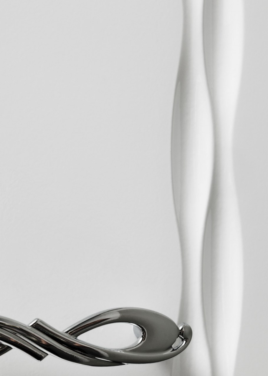 Зеркальные настенные часы в интерьере