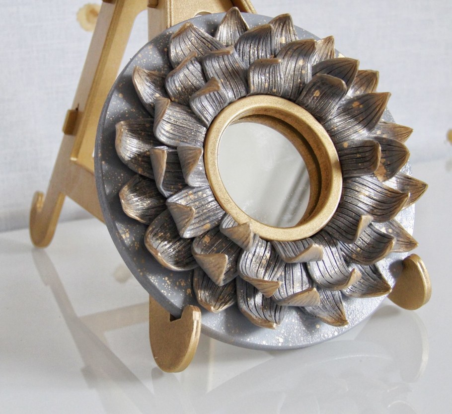 Зеркало Mixline Лотос 590 500 с полкой