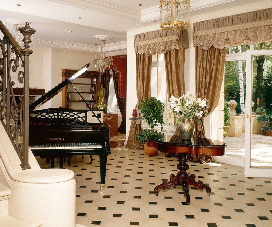 Гостиная в частном доме в классическом стиле