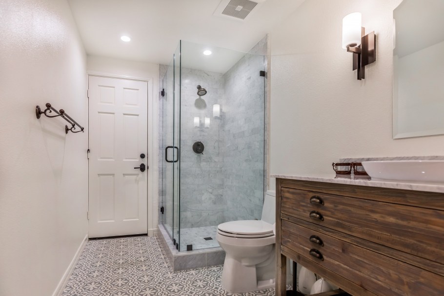 Душевая в узкой ванной комнате