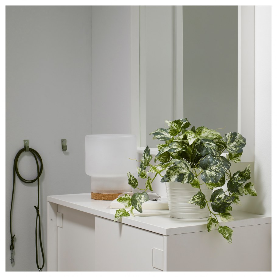 Искусственные растения в ванной