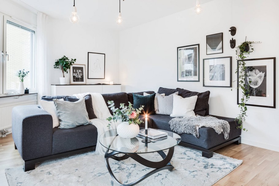 Светлая гостиная с черной мебелью