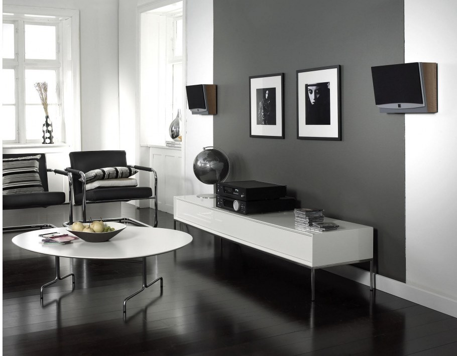 Гостиная с черной стеной