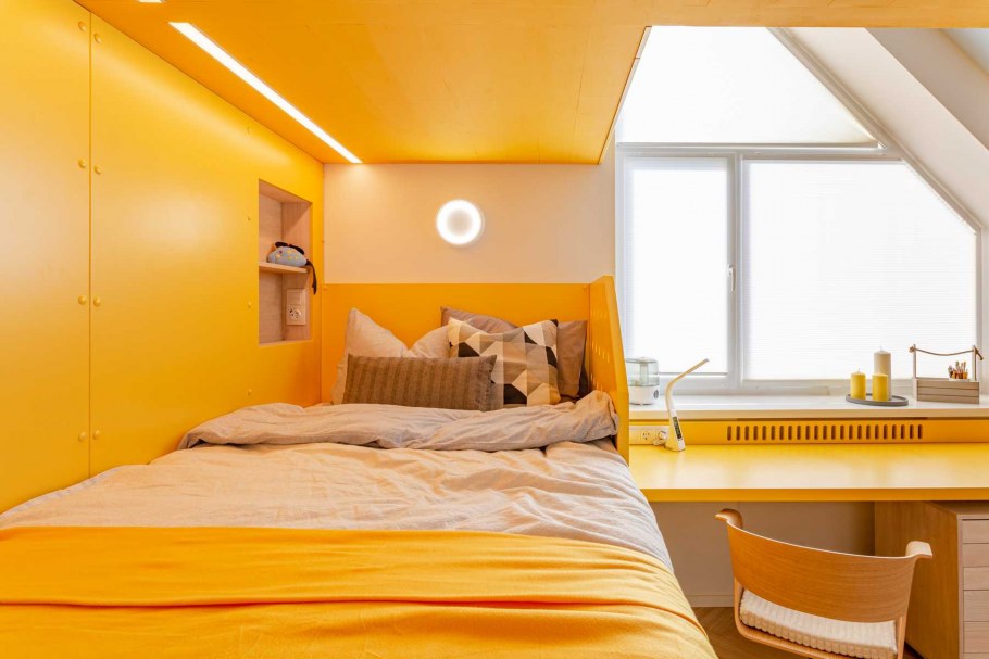 Кровати в детской вдоль одной стены