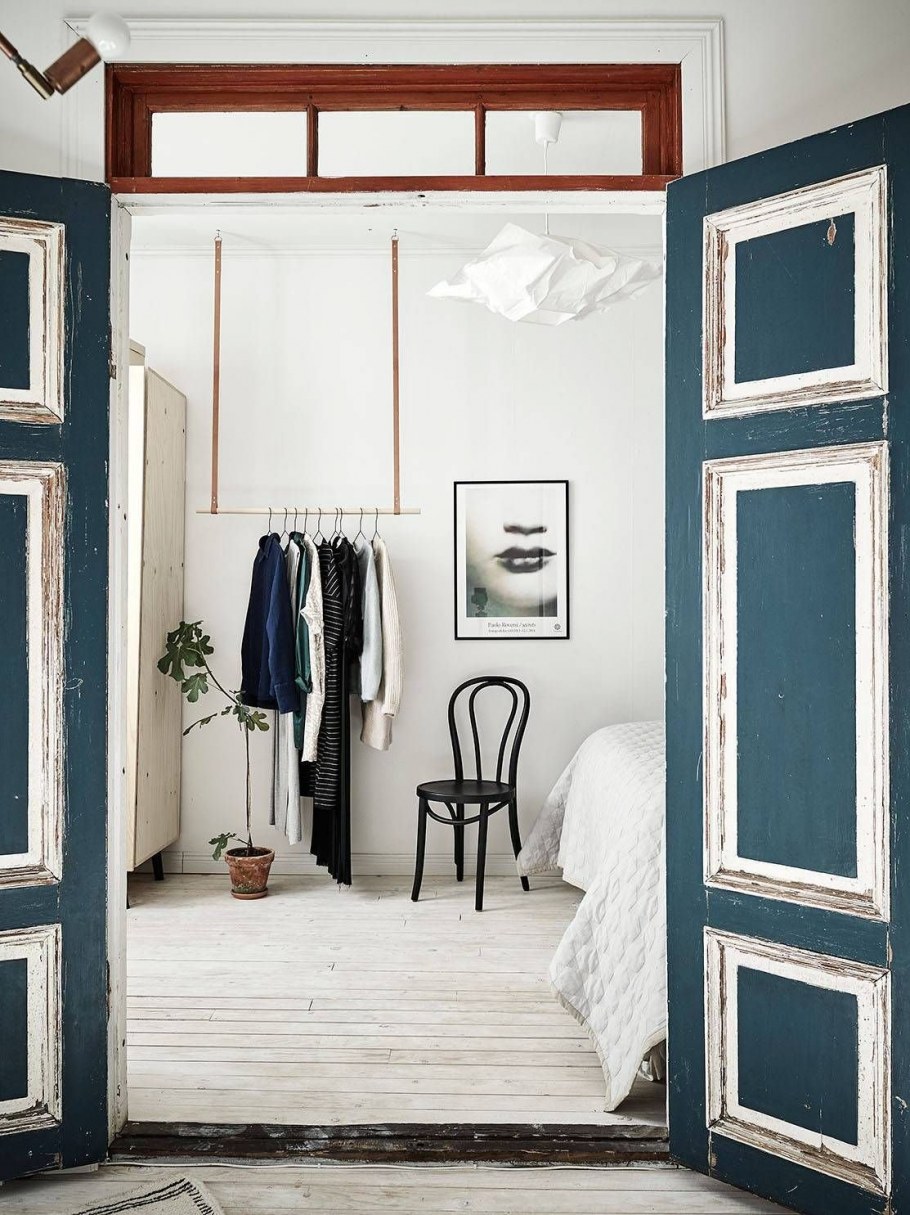 Спальня в скандинавском стиле с темной мебелью