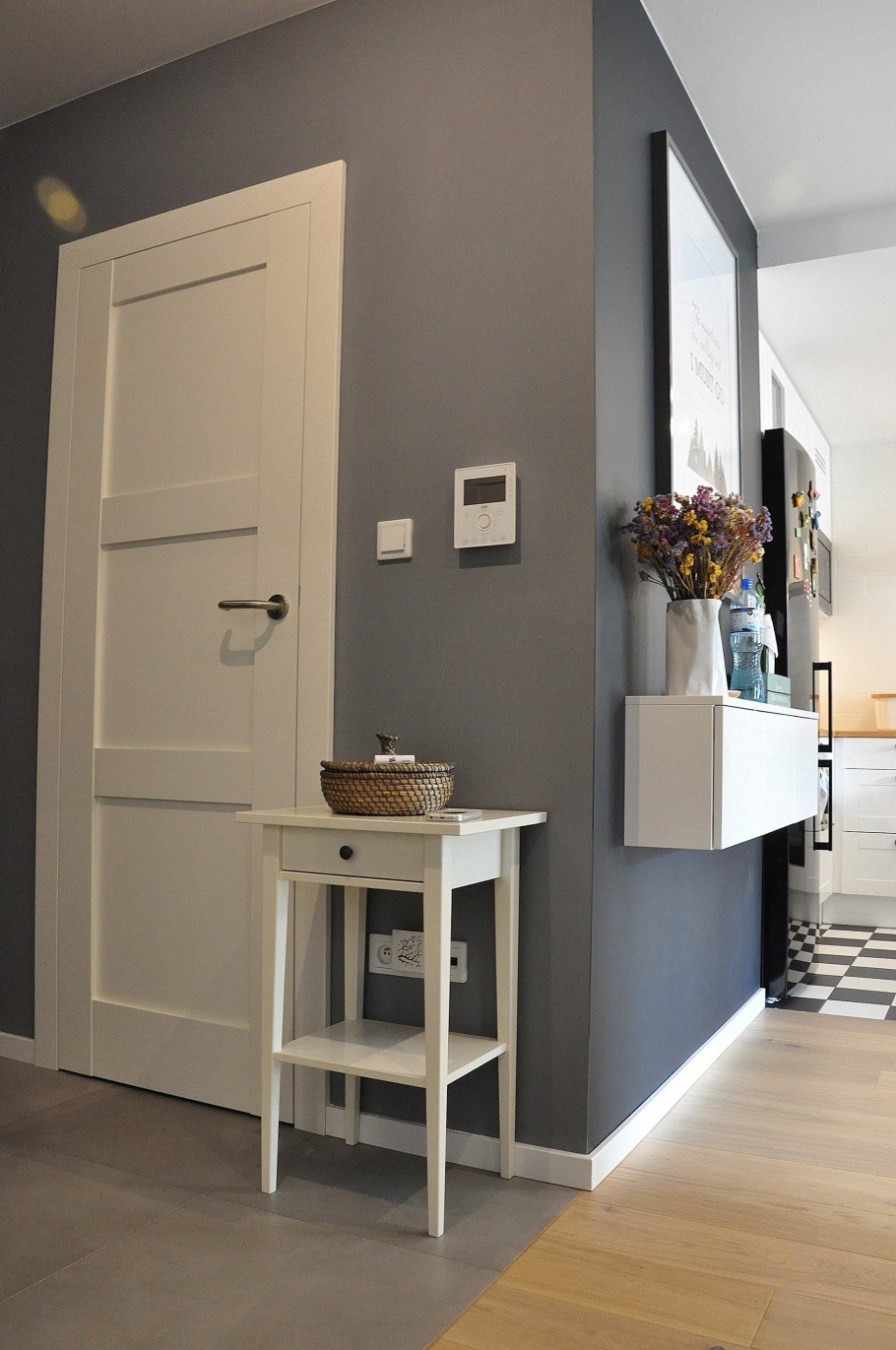 Дверь в скандинавском стил