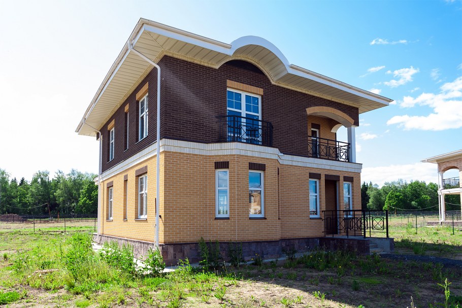 Коричневый коттедж