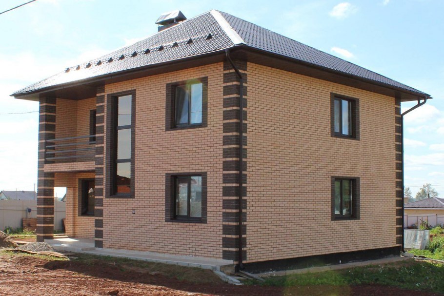 Одноэтажный дом из кирпича солома