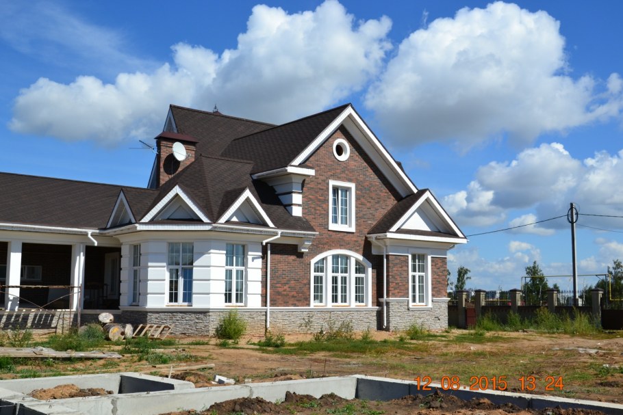 Дома из темного кирпича