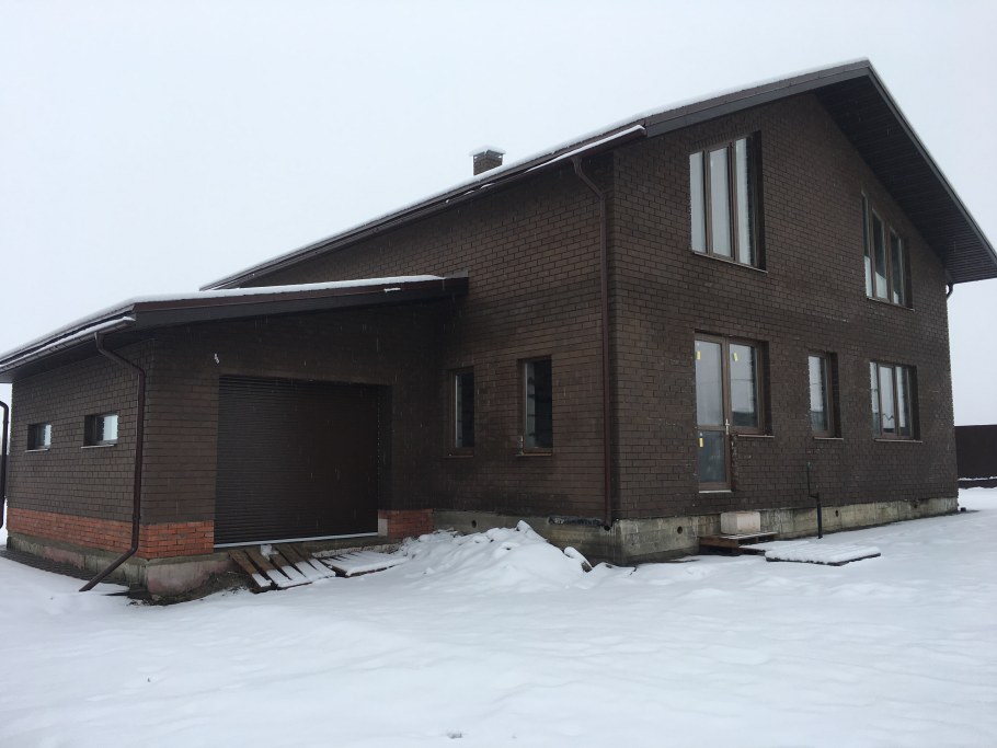 Дом из коричневого кирпича