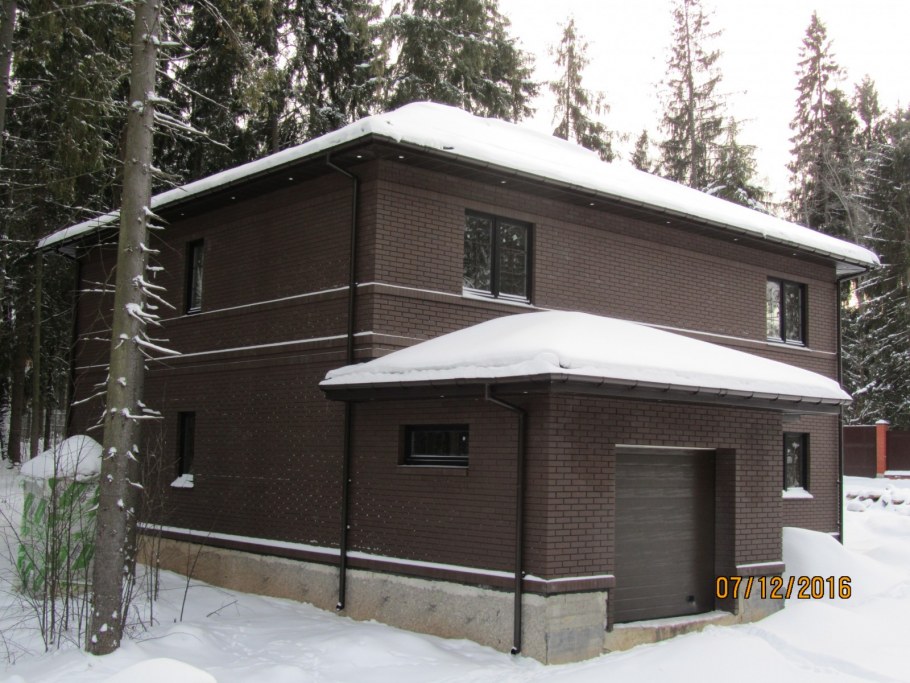 Фасад из темного кирпича