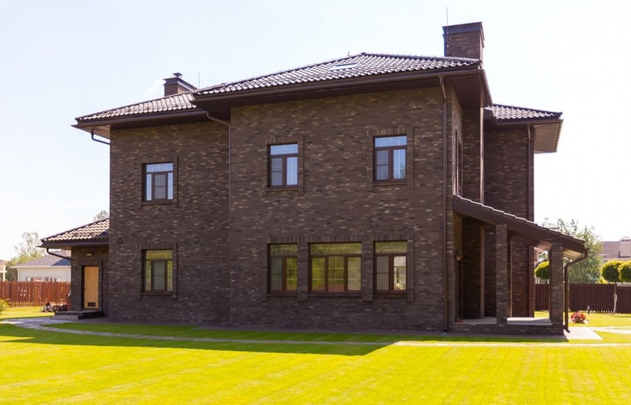 Фасады коттеджей из клинкерного кирпича