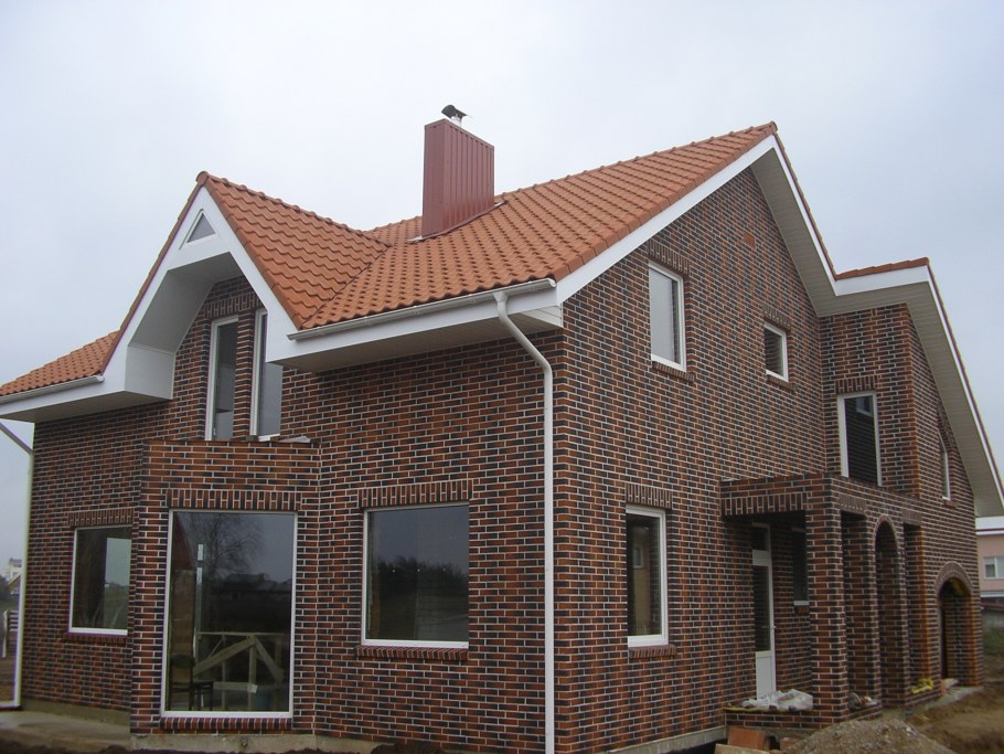 Дома из коричневого кирпича