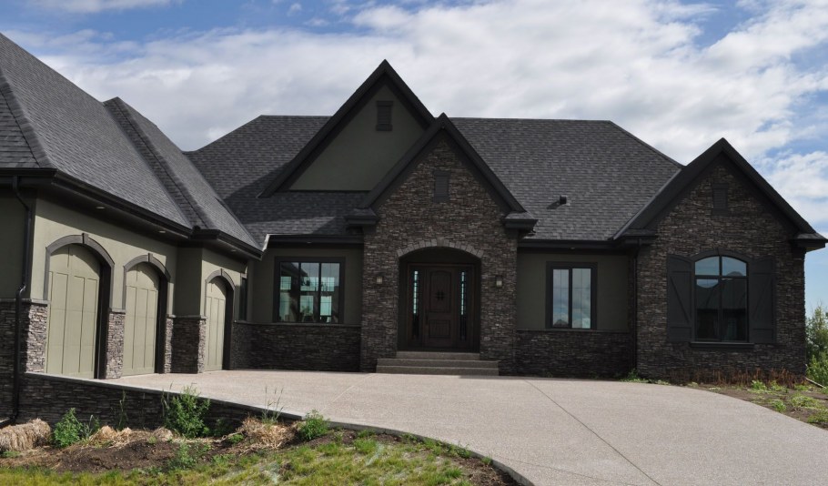 Дом из черного кирпича