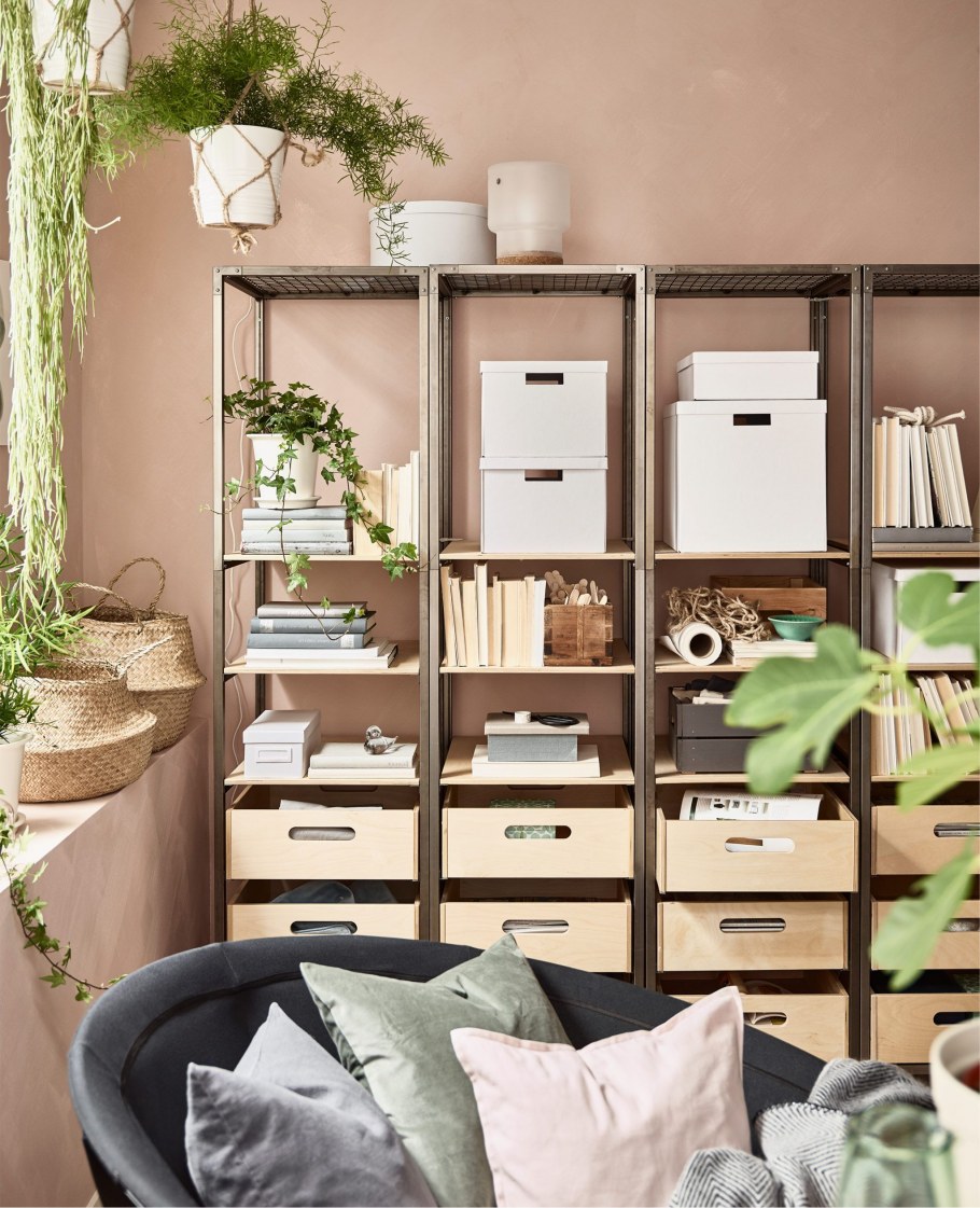 Стеллаж с коробками