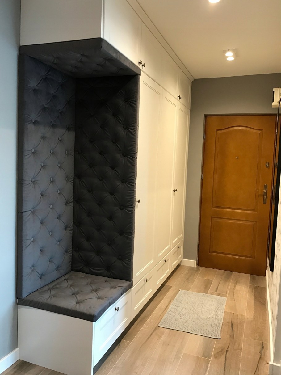 Гардеробная с сиденьем