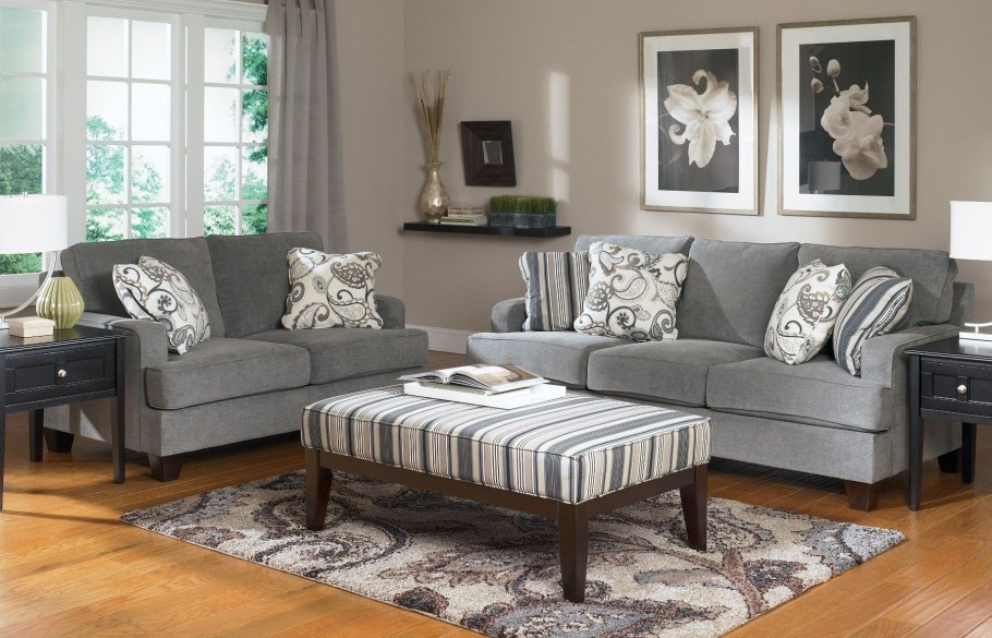 Серый диван в интерьере