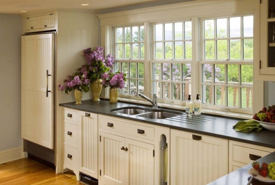 Кухня вдоль окна на даче