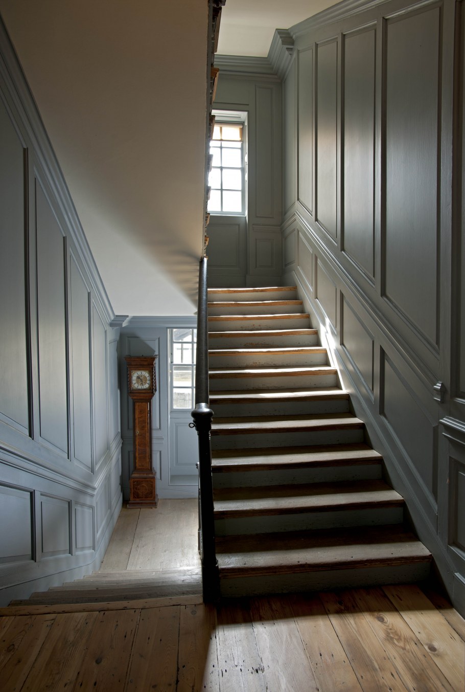 Украшение молдингами лестницу