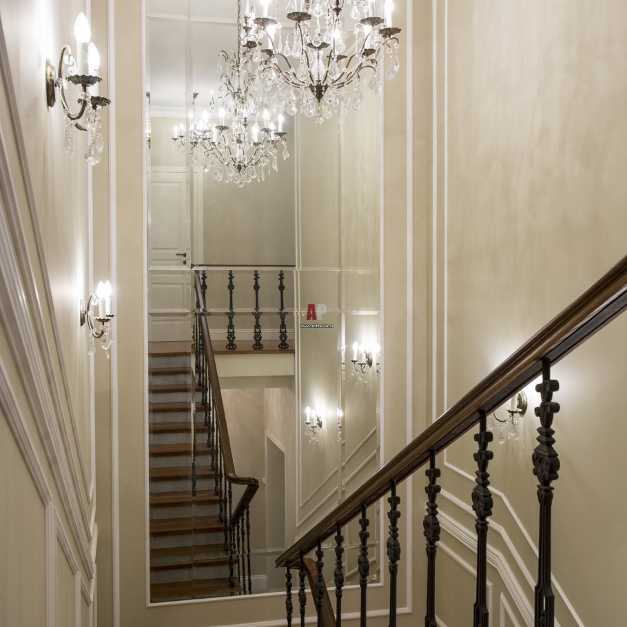 Молдинги в интерьере лестницы