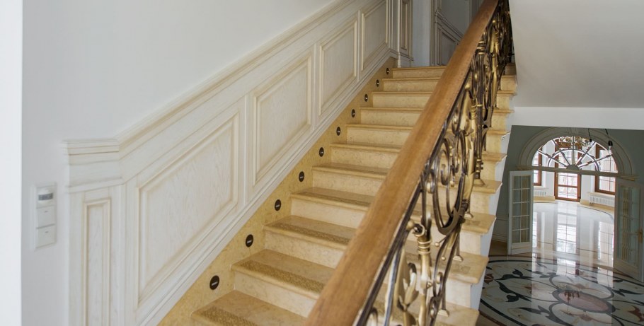 Отделка стен на лестнице молдингом