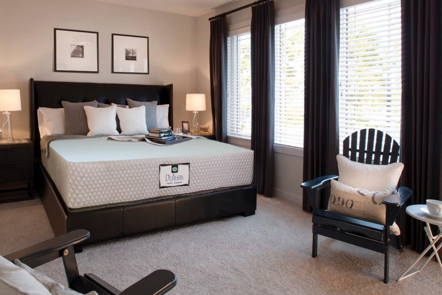 Спальня с темной кроватью