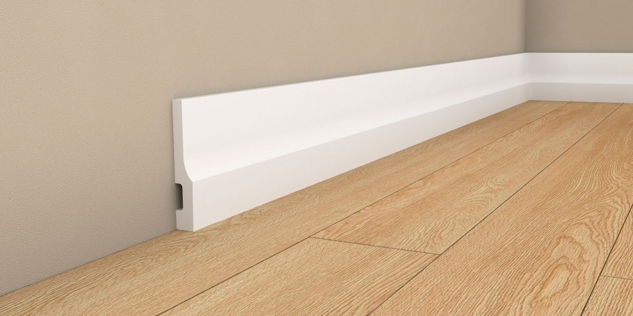 Белый пластиковый плинтус в интерьере