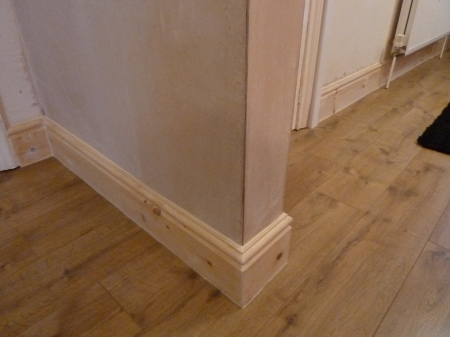 Широкий деревянный плинтус