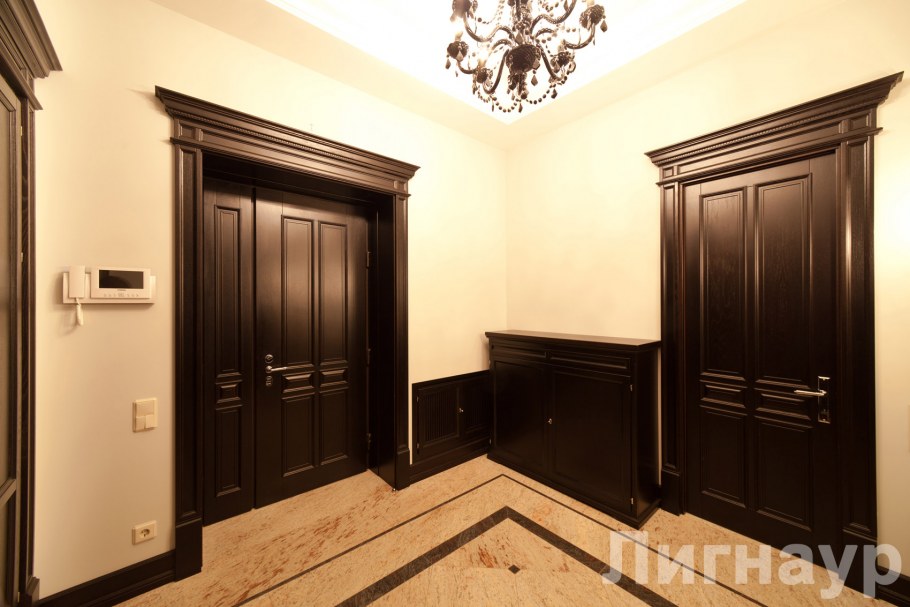 Светлые стены в интерьере гостиной