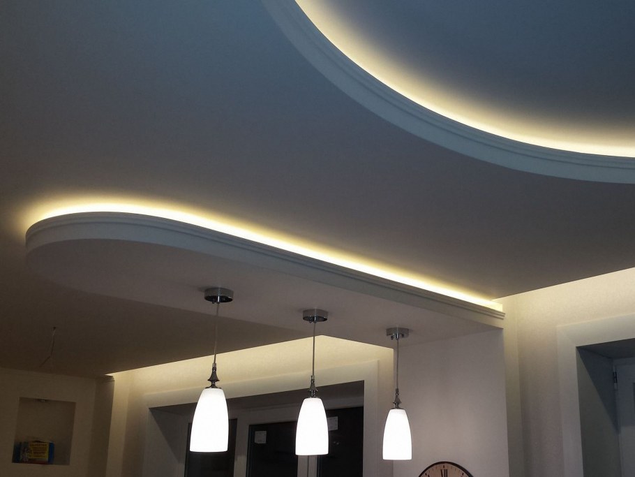 Двухуровневый потолок с перфорацией на кухне