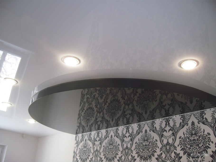 Натяжной потолок со ступеней