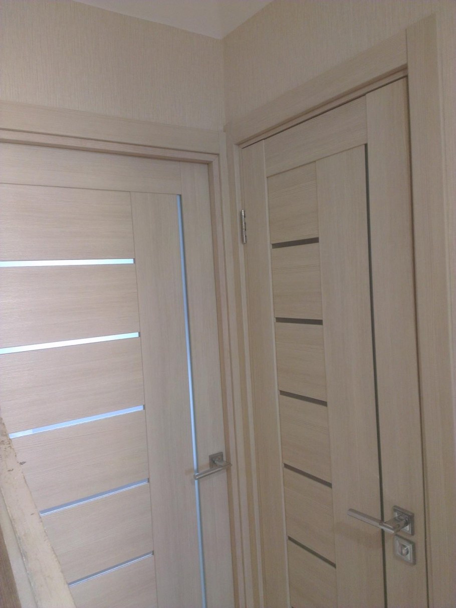 Спальня с дверью в гардеробной комнате