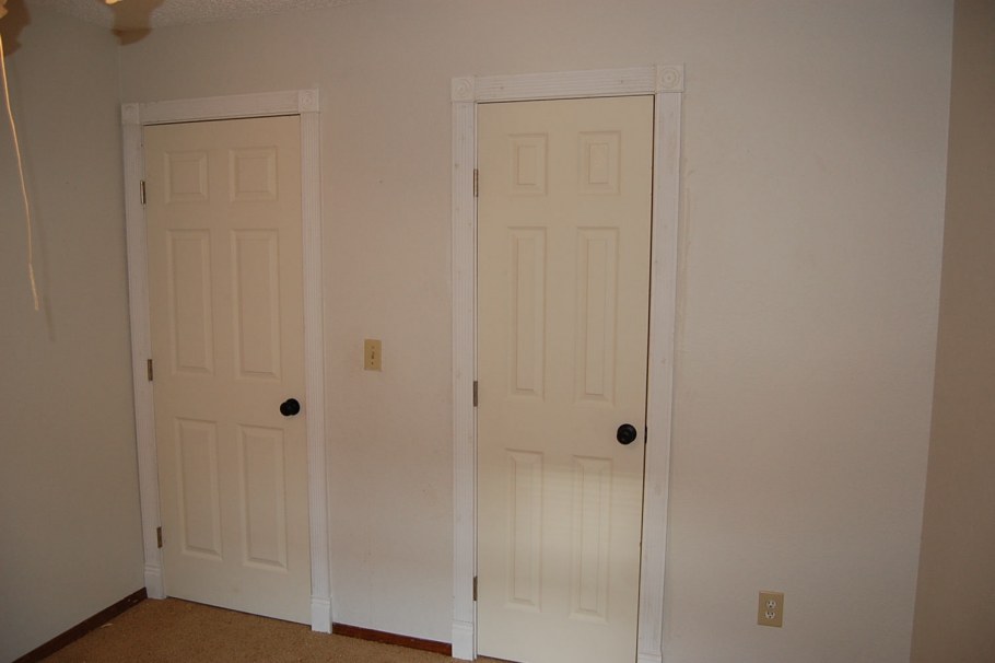 Угловая дверь в комнату