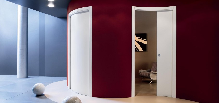 Межкомнатная дверь вплотную к стене