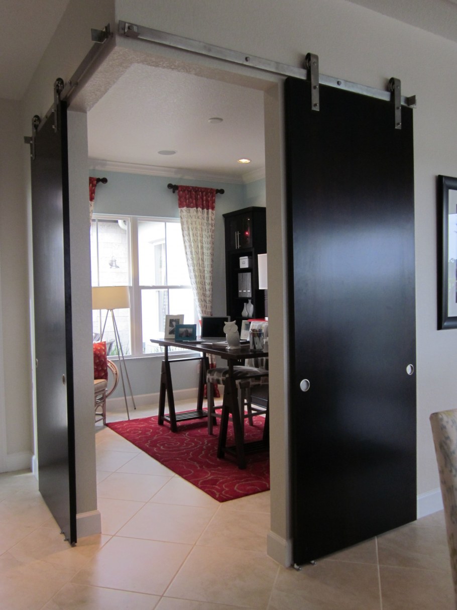 Двойная дверь из коридора в зал