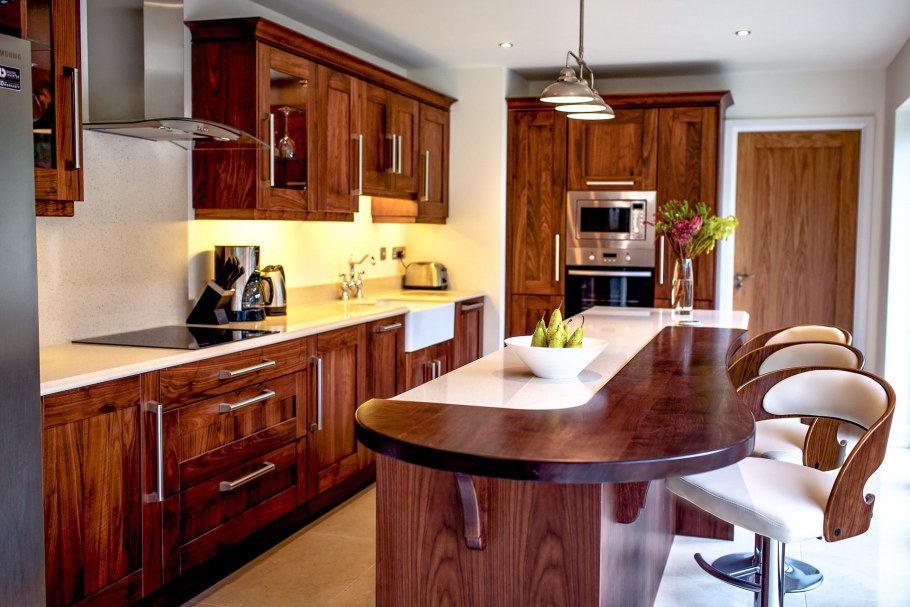 Кухня виллы в современном стиле