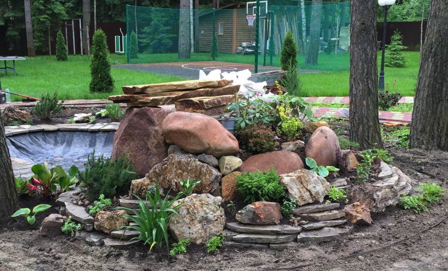 Красивые Альпийские горки с зоной отдыха