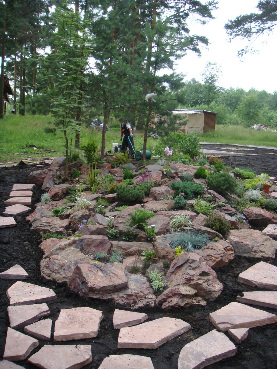 Альпийская горка из бутового камня