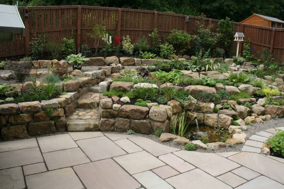 Рокарий террасированный склон