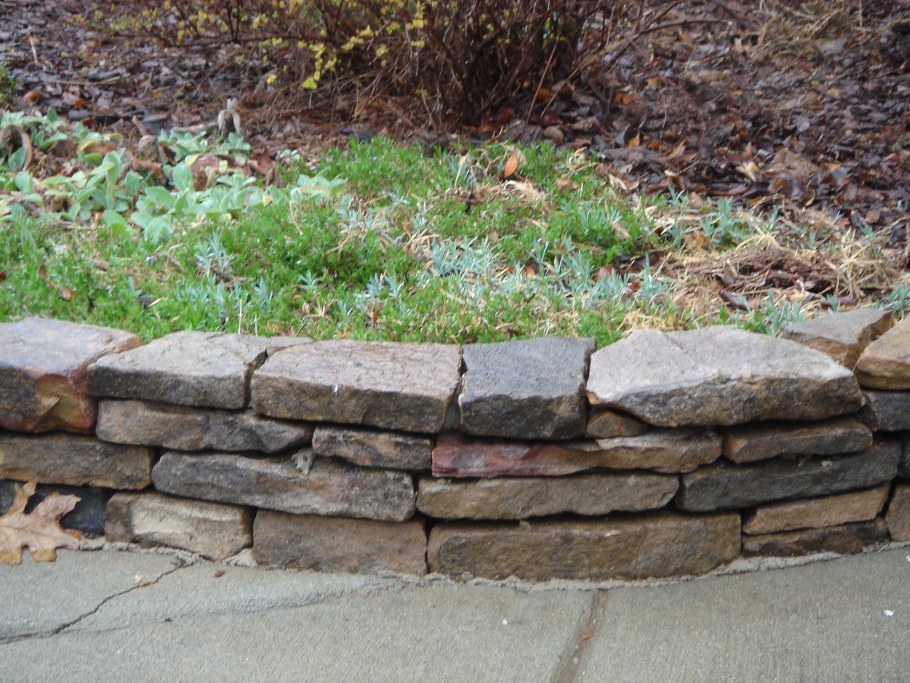 Каменный бордюр для клумбы