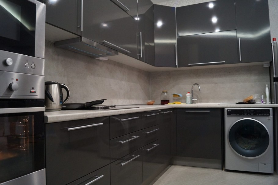 Кухонный гарнитур угловой серый