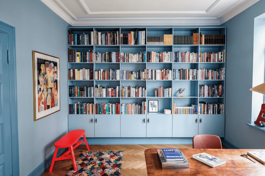 Книжный стеллаж во всю стену