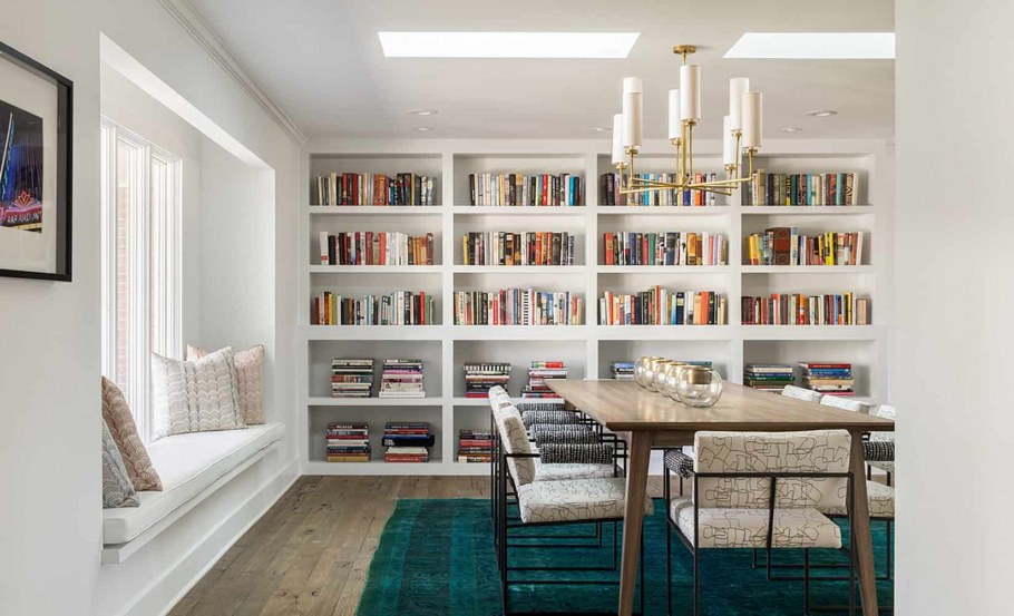 Книжный стеллаж на кухне